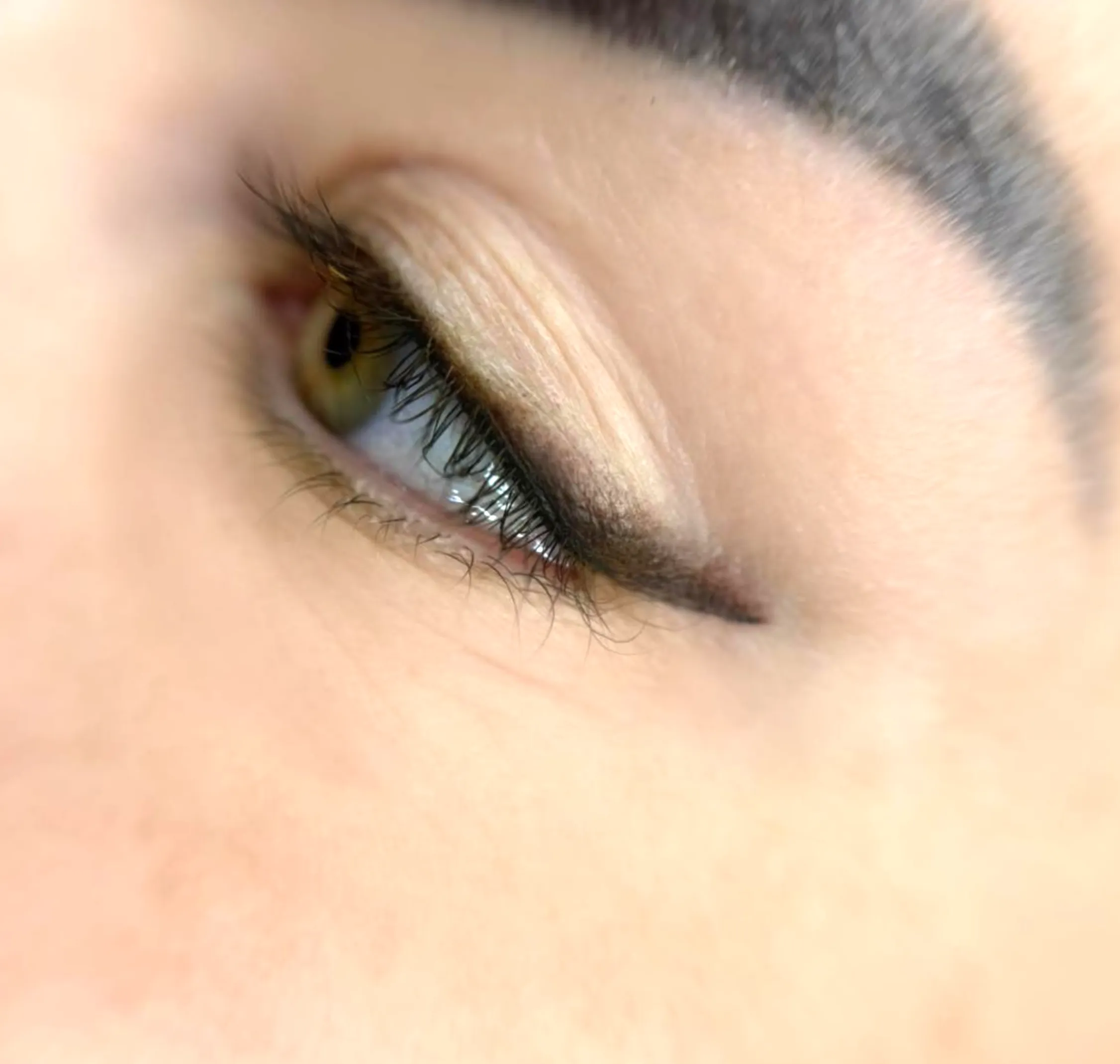 Do eyelashes fall out after an eyeliner tattoo?